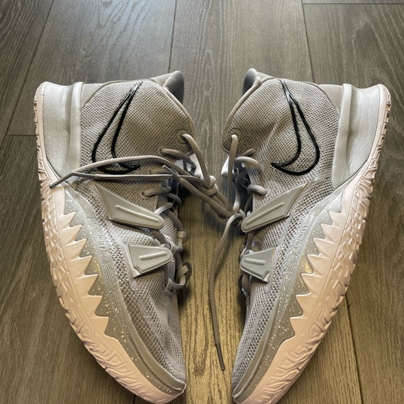 Nike Kyrie Men's Size 14 Wolf Grey White Irving Basketball Shoes